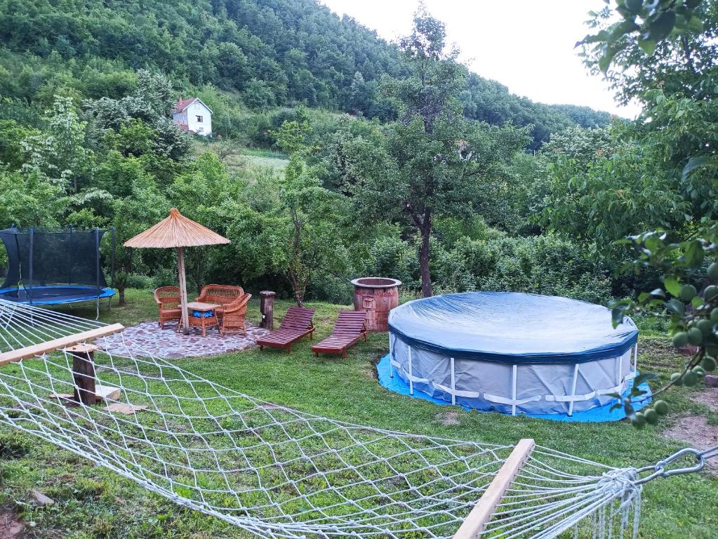 Bazén v ubytování Seosko domaćinstvo „GABAR” nebo v jeho okolí