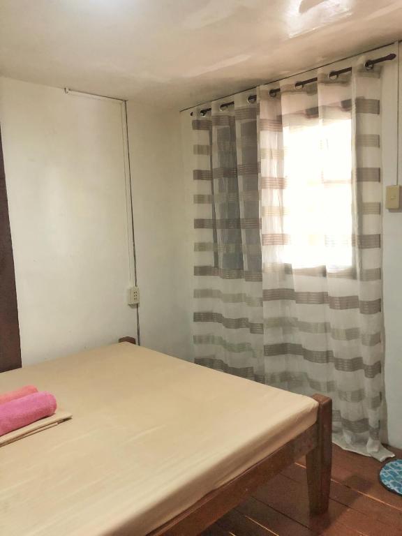 Postel nebo postele na pokoji v ubytování BaleCabugaoCottagesRental