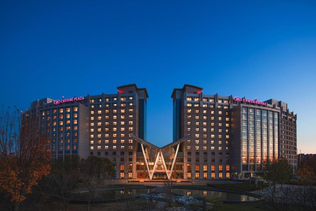 順義にあるクラウン プラザ 北京 インターナショナル エアポートのシンシナティホテルの2棟の建物を望めます。