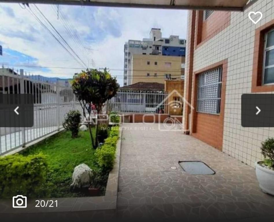 Caiçara - 1 dormitório - 50 metros da praia, do lado da feirinha da Caiçara - prédio familiar - para até 5 hóspedes