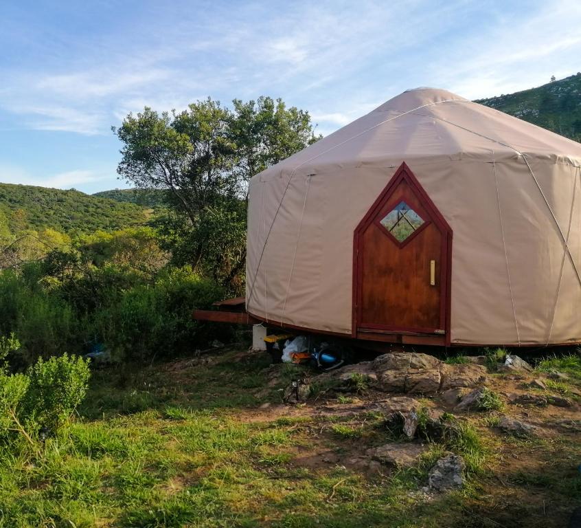 yurta con puerta de madera en un campo en Terra Cristal, en Piriápolis