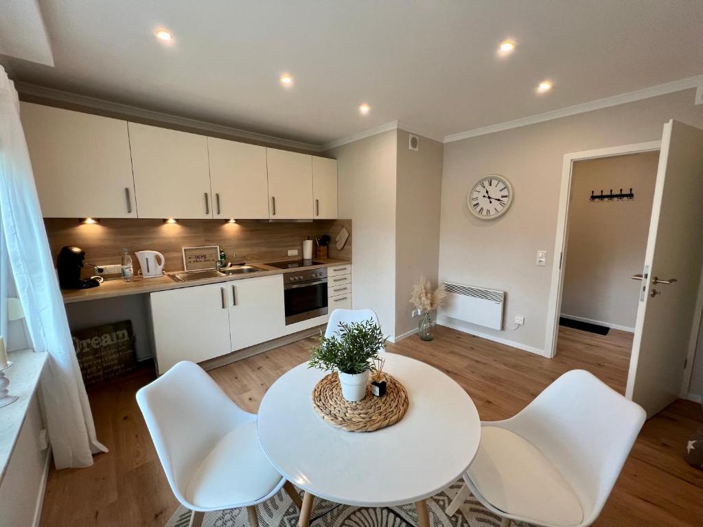 a kitchen and living room with a table and chairs at Ferienwohnung Stefan in Wallertheim