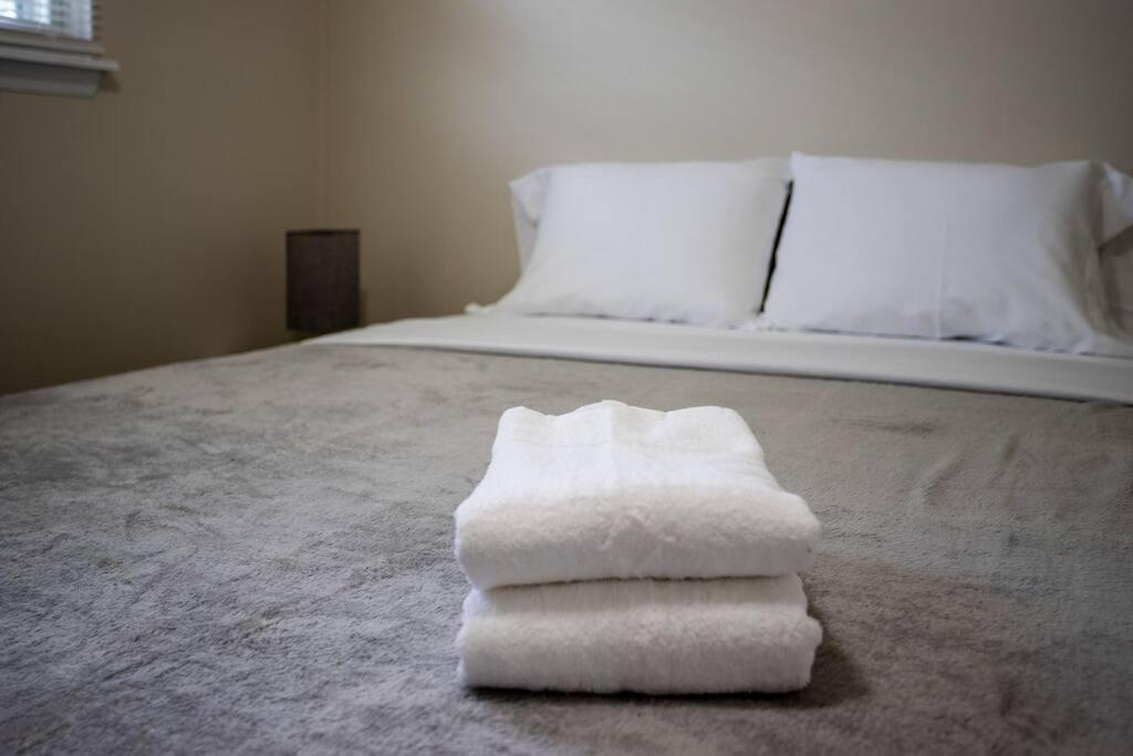 {Quiet Suburban Ranch Hot Tub} Mins Arpt/RIT/DWNT - Three-Bedroom House