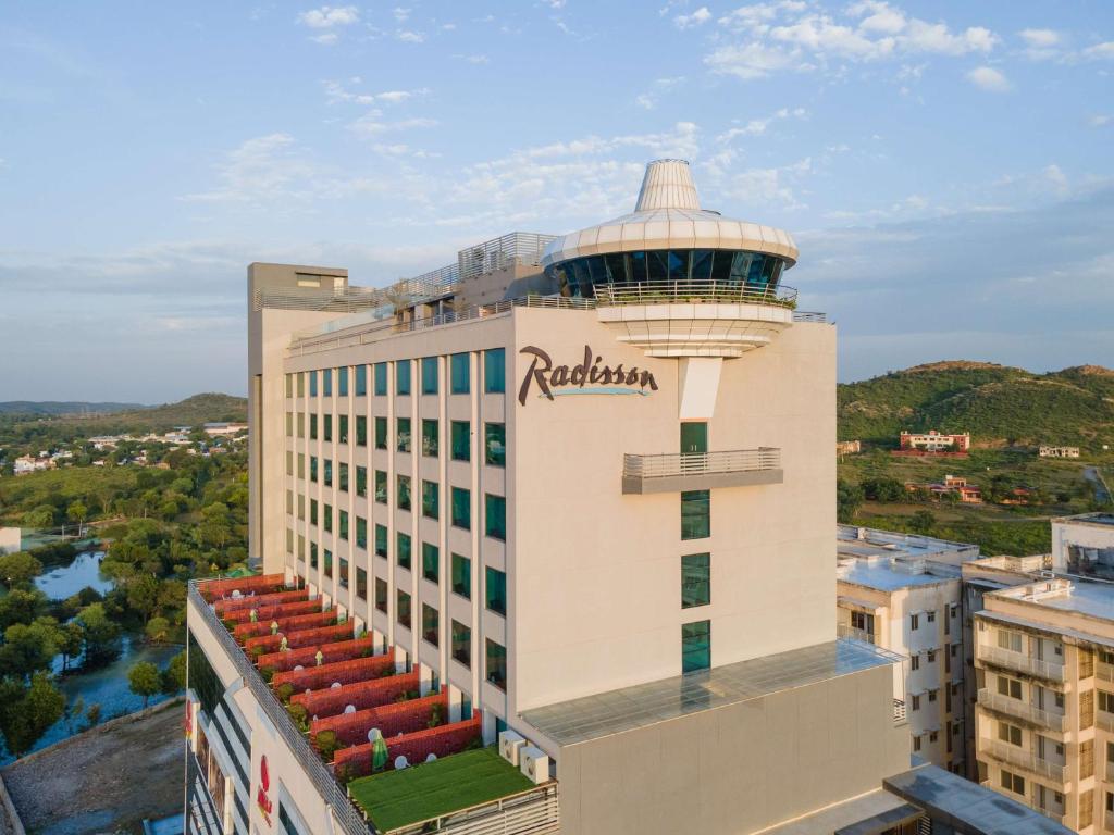 納杜瓦拉的住宿－Radisson Hotel Nathdwara，一座建筑的顶部有一个钟楼