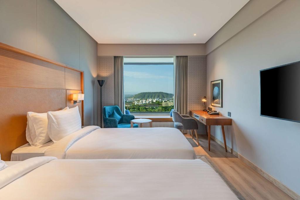 Postel nebo postele na pokoji v ubytování Radisson Hotel Nathdwara