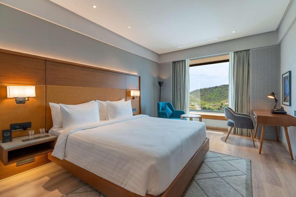 Postel nebo postele na pokoji v ubytování Radisson Hotel Nathdwara