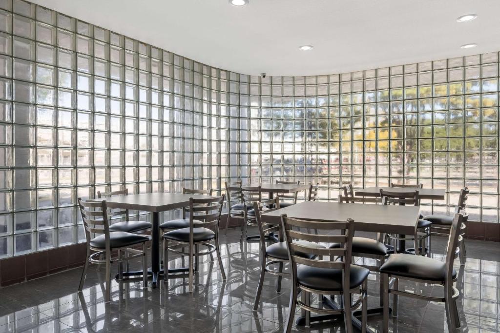 Restaurace v ubytování SureStay Hotel by Best Western Spring North Houston