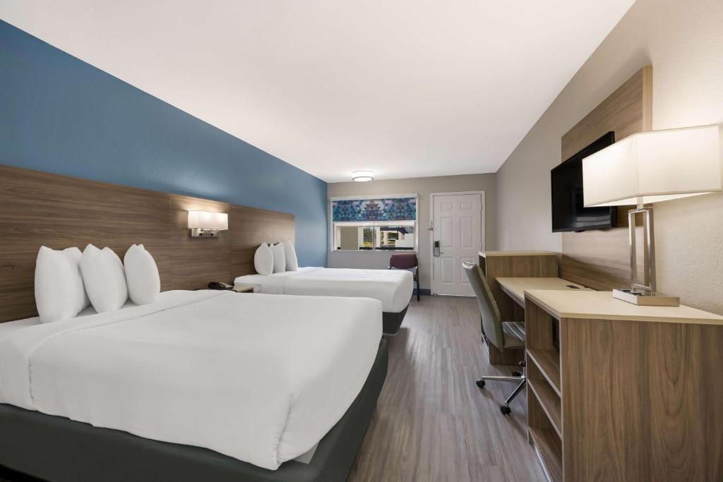 Postel nebo postele na pokoji v ubytování SureStay Hotel by Best Western Spring North Houston
