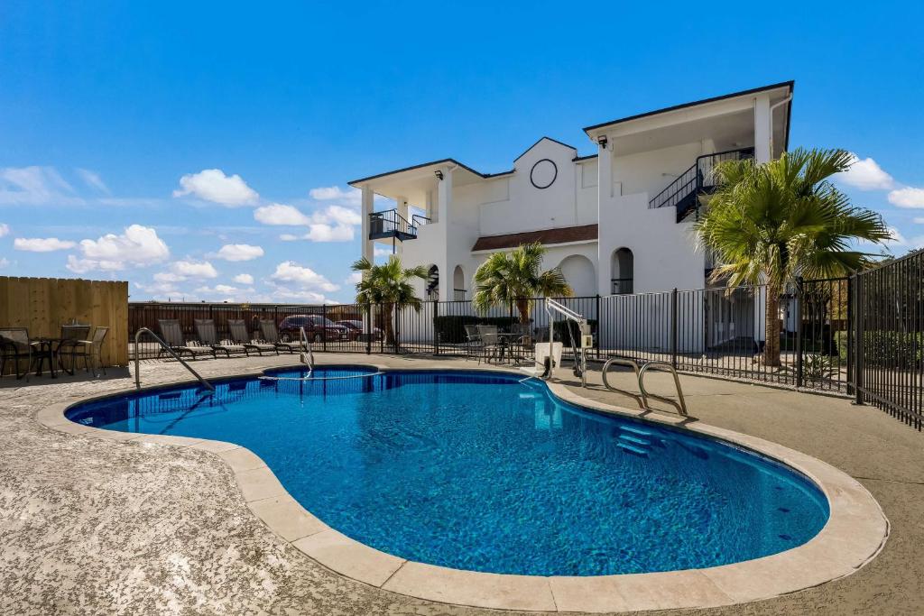 Bazén v ubytování SureStay Hotel by Best Western Spring North Houston nebo v jeho okolí