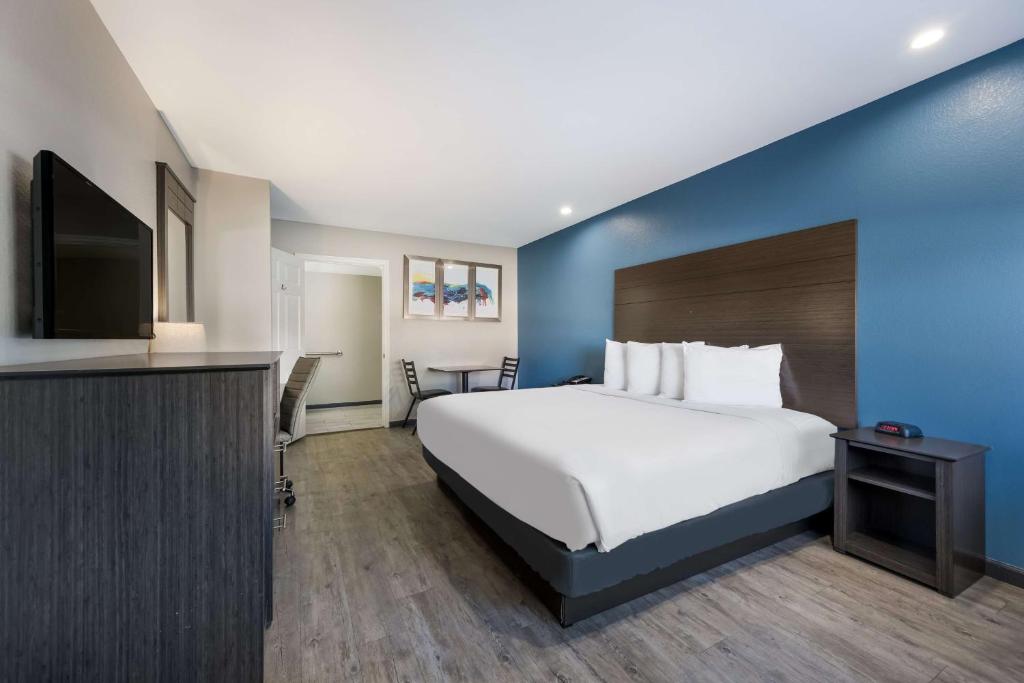Postel nebo postele na pokoji v ubytování SureStay Hotel by Best Western Spring North Houston