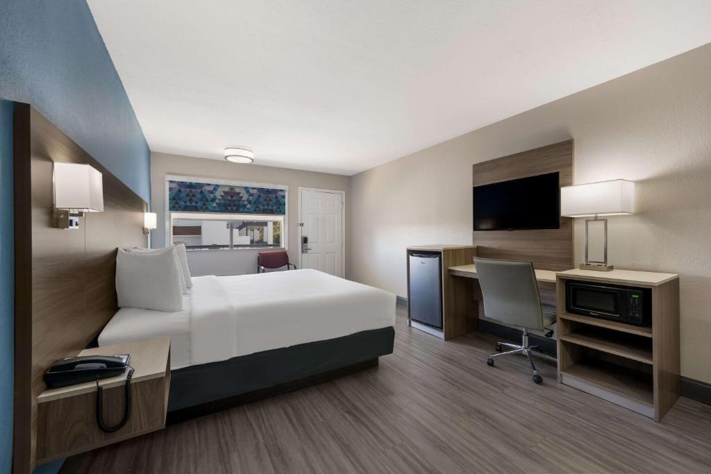 Postel nebo postele na pokoji v ubytování SureStay Hotel by Best Western Spring North Houston