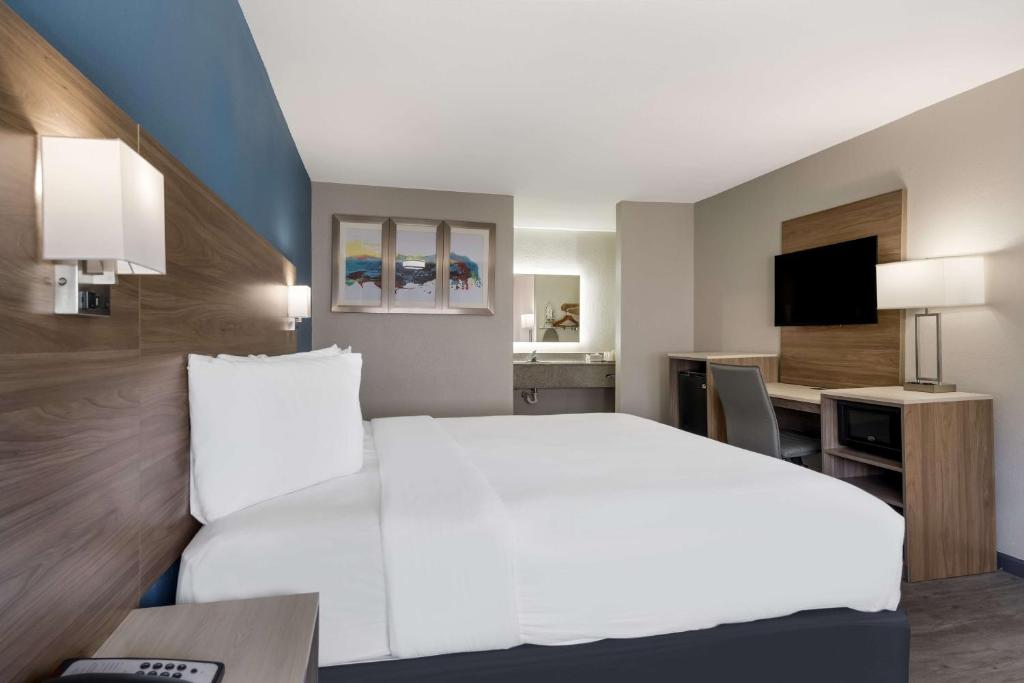 Kuchyň nebo kuchyňský kout v ubytování SureStay Hotel by Best Western Spring North Houston