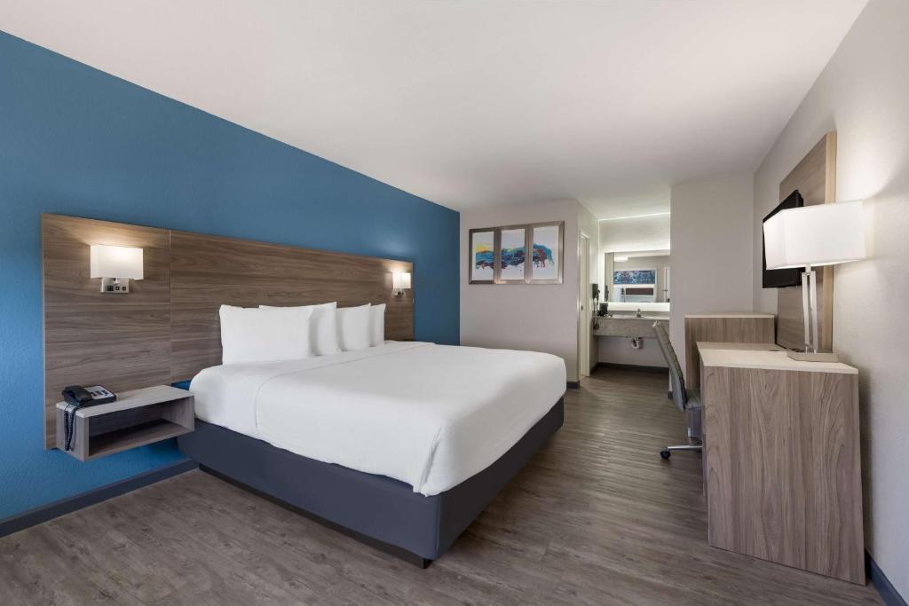 Postel nebo postele na pokoji v ubytování SureStay Hotel by Best Western Spring North Houston