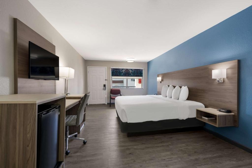 Postel nebo postele na pokoji v ubytování SureStay Hotel by Best Western Spring North Houston