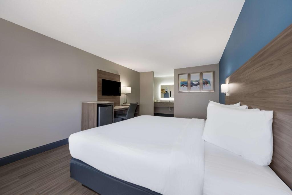 Postel nebo postele na pokoji v ubytování SureStay Hotel by Best Western Spring North Houston