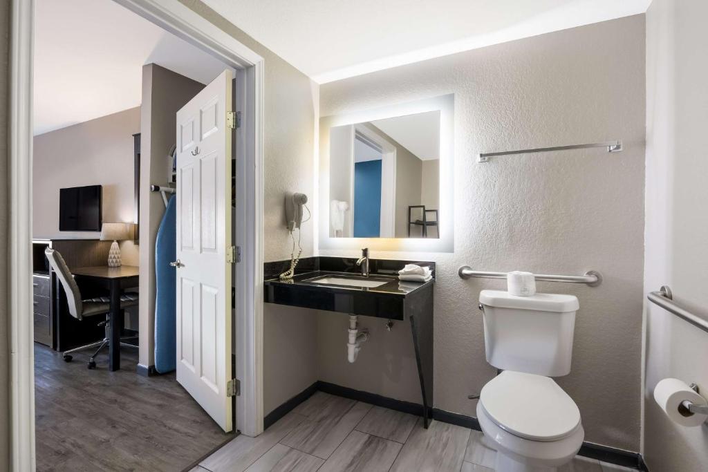 Kuchyň nebo kuchyňský kout v ubytování SureStay Hotel by Best Western Spring North Houston