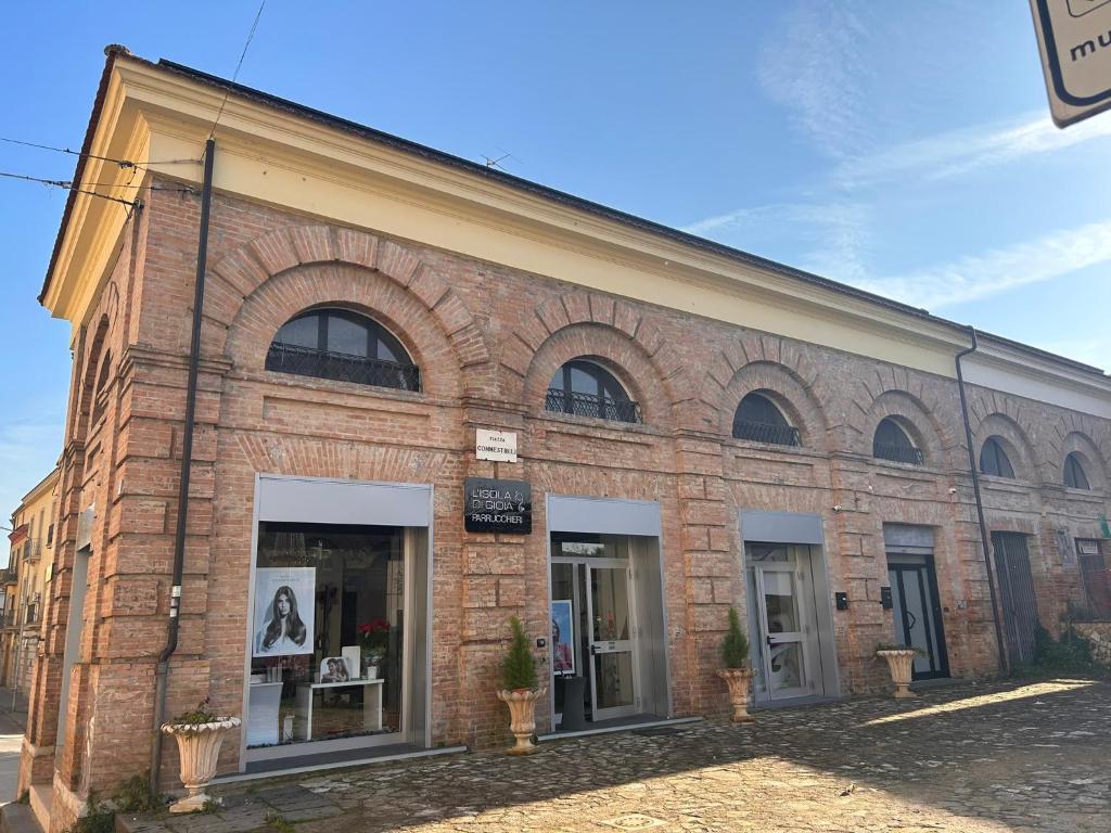 een oud bakstenen gebouw met ramen aan een straat bij Casa Gian in Benevento