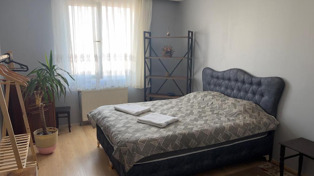 1 dormitorio con 1 cama con 2 toallas en Kapalı, en Beylikduzu