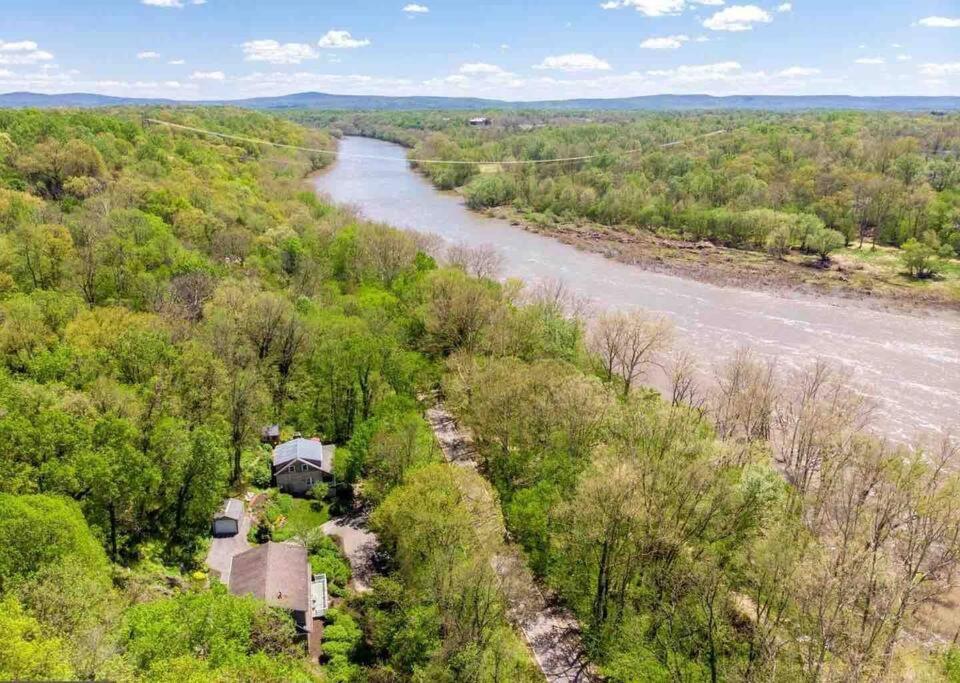 - une vue aérienne sur une maison dans les bois à côté d'une rivière dans l'établissement Lock Keepers Cottage on C&O Canal/Potomac River, à Sharpsburg