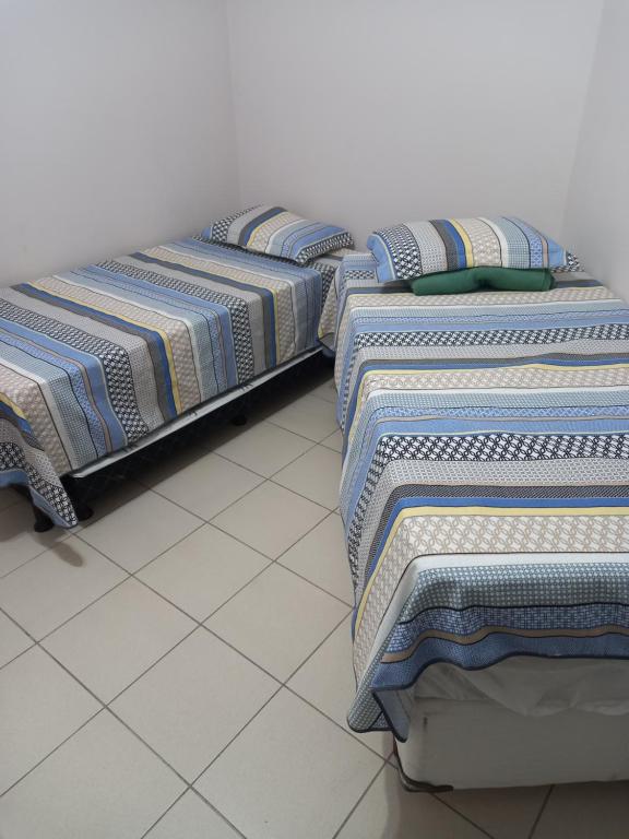Säng eller sängar i ett rum på Apartamento em Pitangueiras - 100 metros da praia