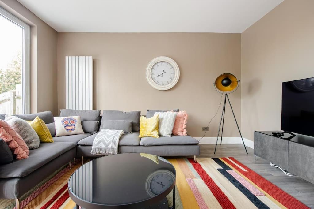 TV a/nebo společenská místnost v ubytování Luxury London Garden Flat