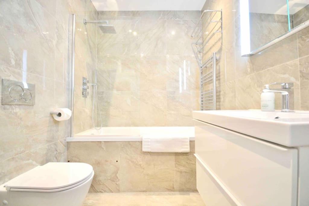 Koupelna v ubytování Luxury London Garden Flat