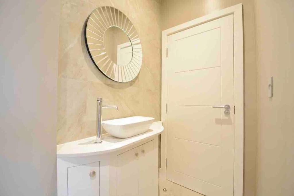 Koupelna v ubytování Luxury London Garden Flat