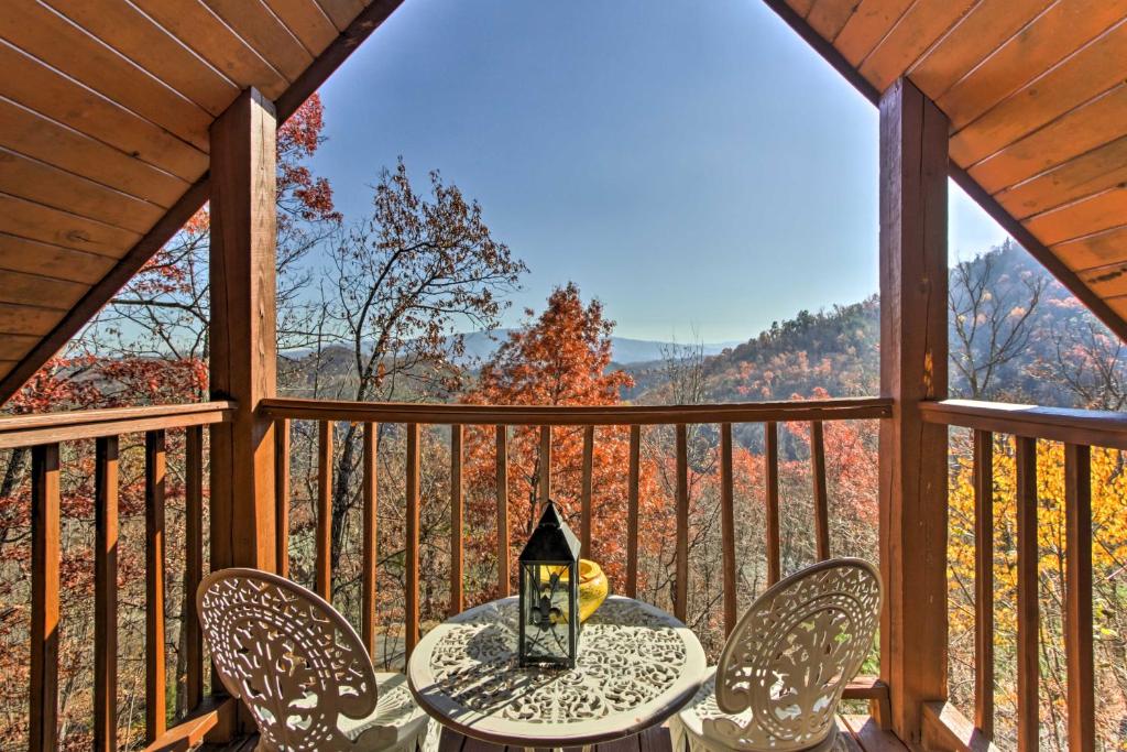 Balcó o terrassa a Above and Beyond Pigeon Forge Cabin with Prime Views!