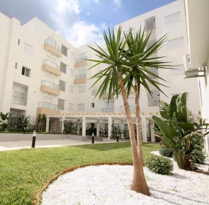 eine Palme vor einem Gebäude in der Unterkunft Schone, ruhige neuwertige, 127 qm Fewo in Sidi Daoud