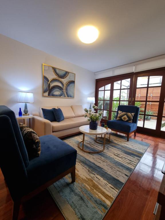 sala de estar con sofá y mesa en APARTAMENTO DE 3 DORMITORIOS EN LA MOLINA, en Lima