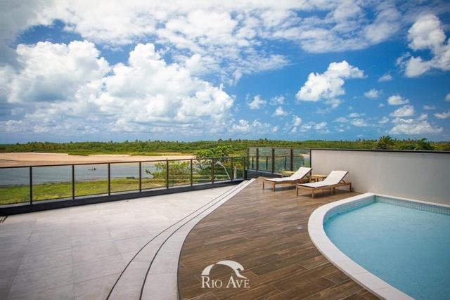 balcón con piscina y vistas al océano en Ezza in Barra - Beach Flat, en Recife