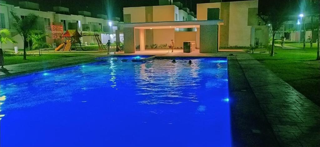 een zwembad voor een huis 's nachts bij La Ceiba in Playa del Carmen