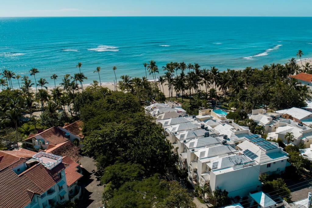 een luchtzicht op een resort en de oceaan bij Amazing Apartments Juan Dolio, El Bonito II - 2A in Juan Dolio