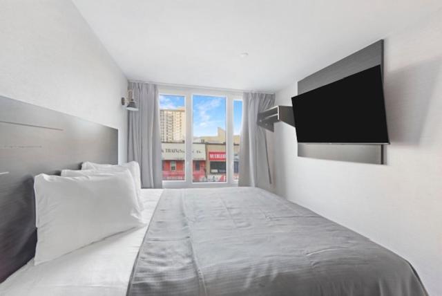 TV a/nebo společenská místnost v ubytování Hotel TREMONT Bronx Yankee Stadium
