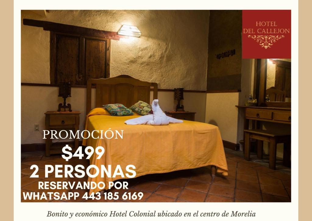 Cartel de un dormitorio con cama en una habitación en Hotel Morelia Callejón en Morelia