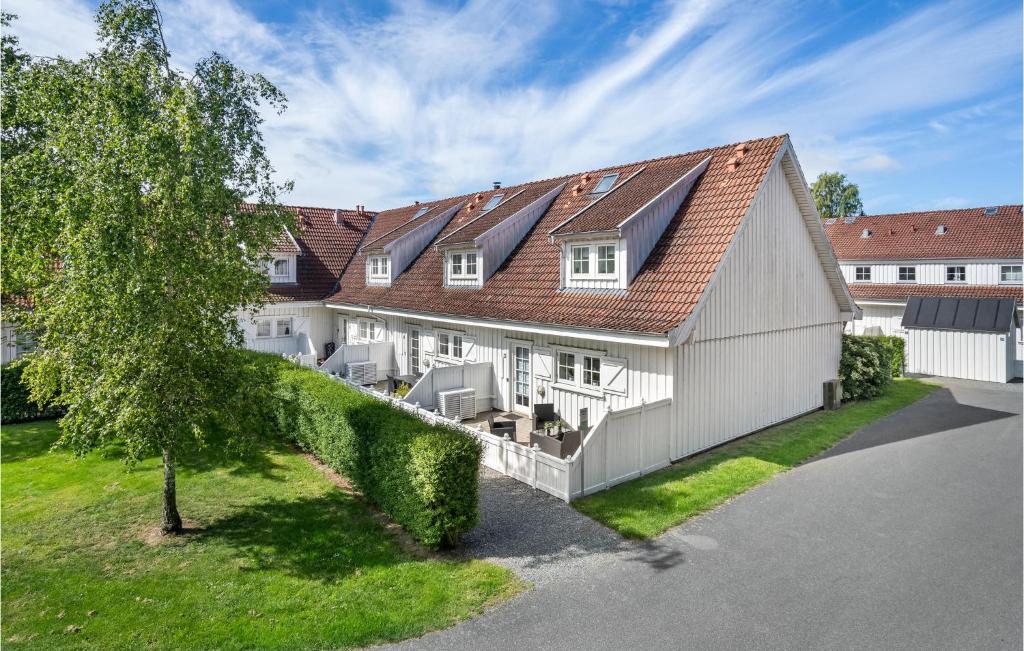 uma imagem de uma casa com painéis solares em 3 Bedroom Amazing Apartment In Nykbing Sj em Rørvig