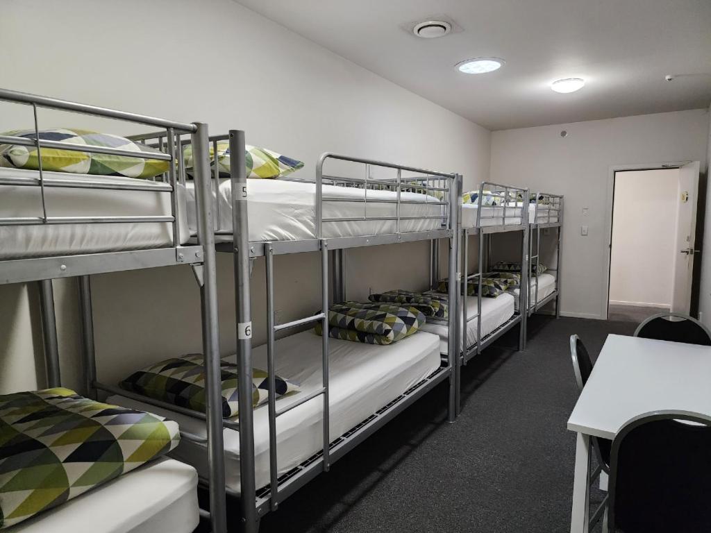 Letto o letti in una camera di Newton Lodge Auckland