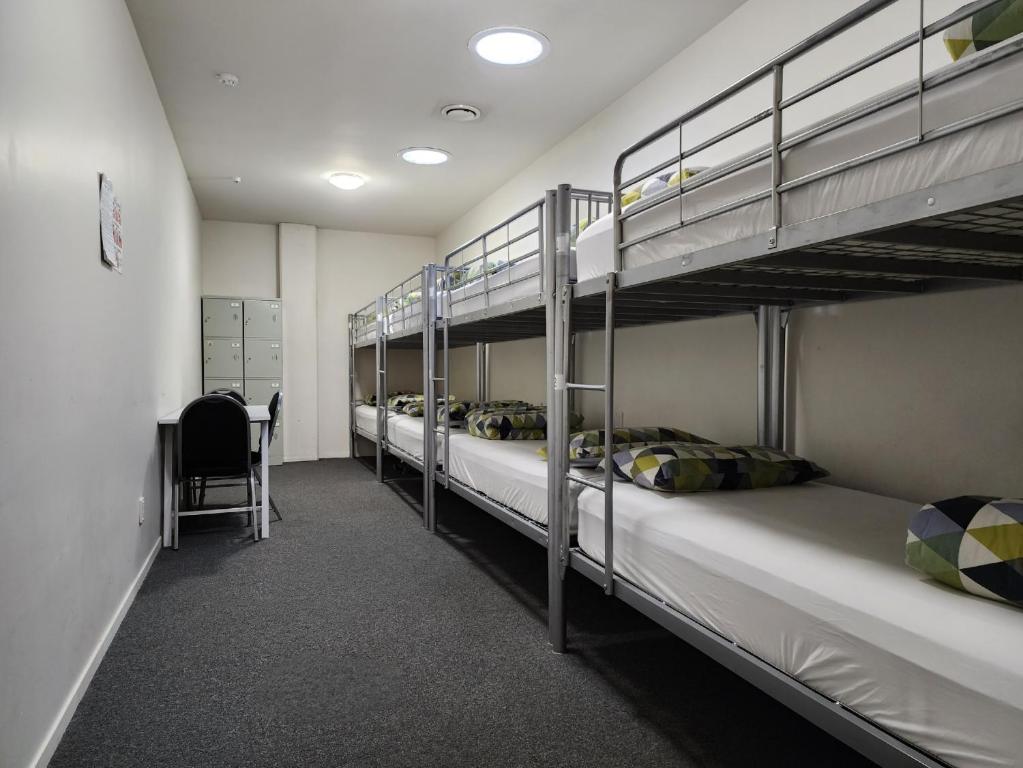 Letto o letti in una camera di Newton Lodge Auckland
