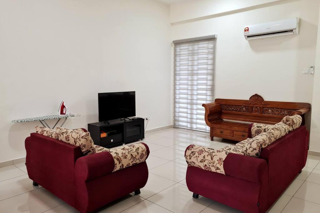 una sala de estar con 2 sofás y un piano en 3Storey House 13Pax Family Suite en Bayan Lepas