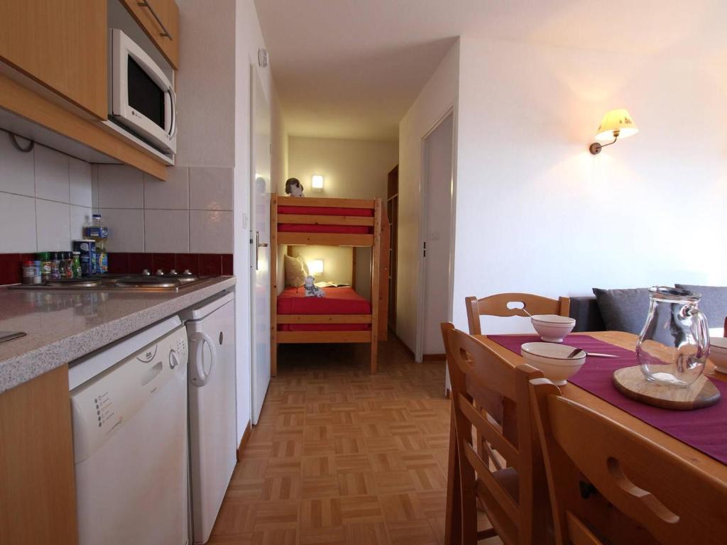 Cuisine ou kitchenette dans l'établissement Appartement Puy-Saint-Vincent, 2 pièces, 6 personnes - FR-1-330G-96