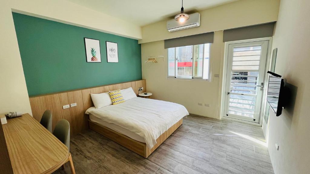 Postel nebo postele na pokoji v ubytování 古栗Chestnut Guest House-可包棟民宿