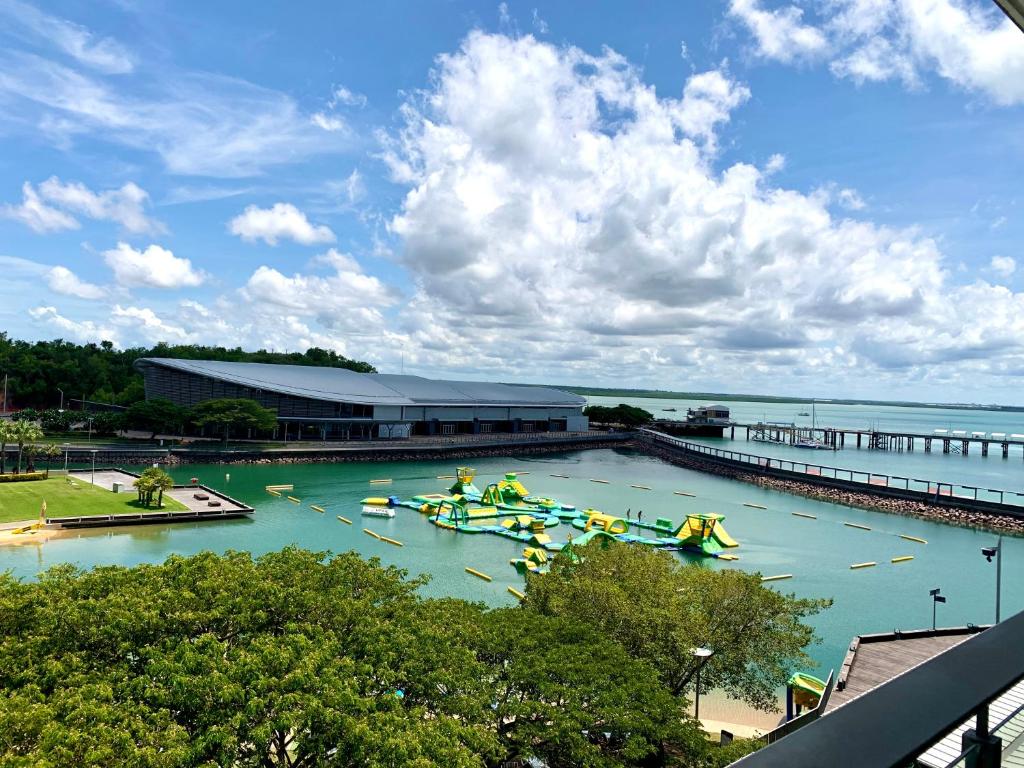 um parque aquático com um monte de barcos na água em Serenity Splendour at Darwin Waterfront em Darwin