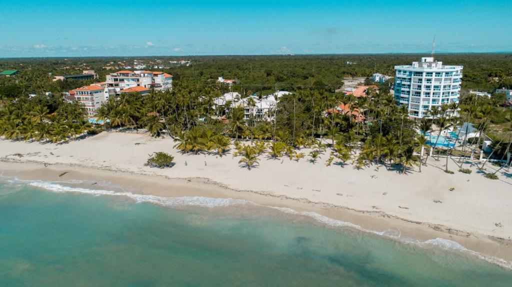 an aerial view of the beach at the resort at Beach Apartment Villas Jubey, Emotion access in Juan Dolio