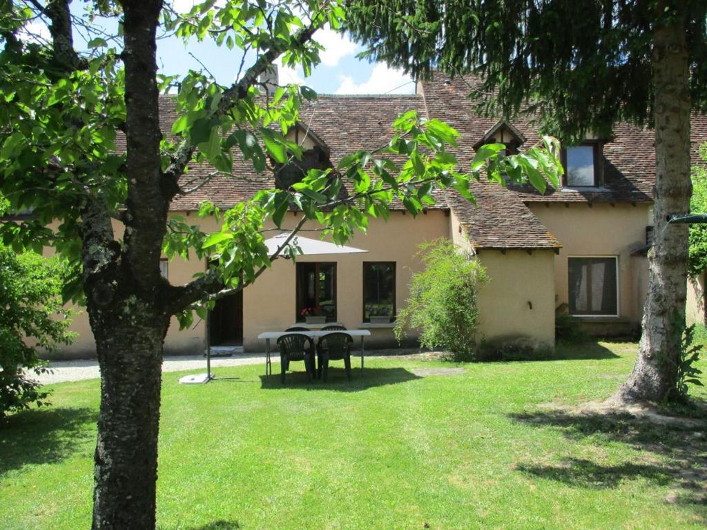 une maison avec une table de pique-nique dans la cour dans l'établissement Gîte familial au cœur du parc de La Brenne avec étang privé, cheminée, Wi-Fi et animaux acceptés - FR-1-591-377, à Rosnay