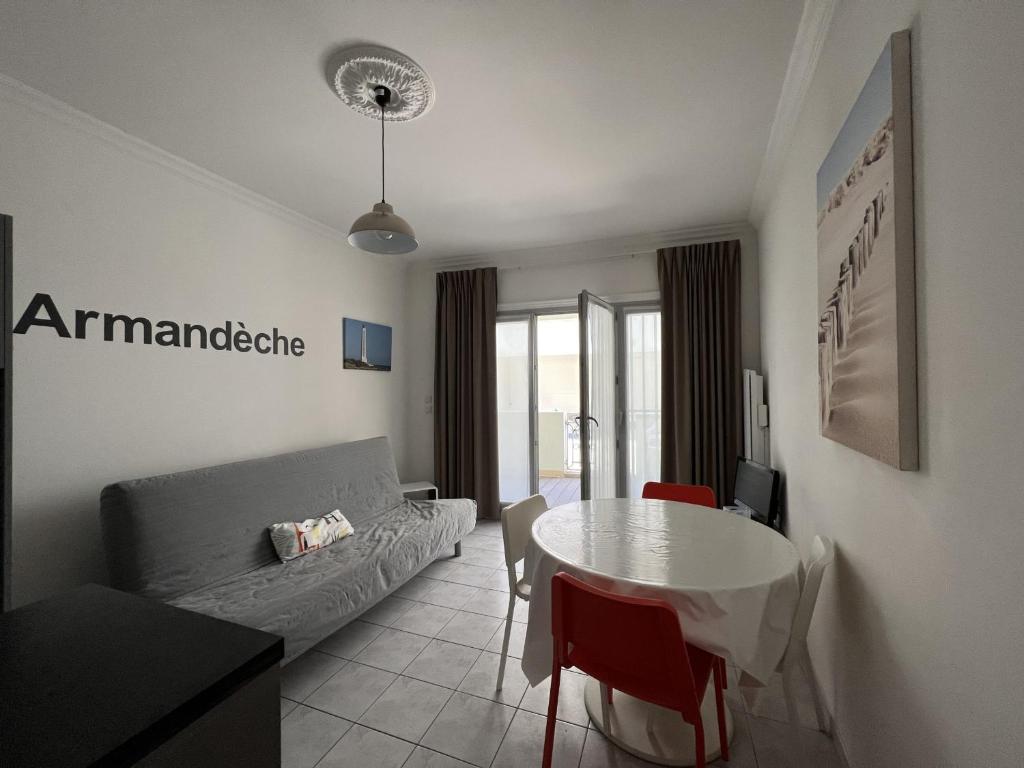 Fotografia z galérie ubytovania Appartement RDC avec parking, piscine, près plage - Sables d'Olonne - FR-1-485-135 v destinácii Les Sables-dʼOlonne