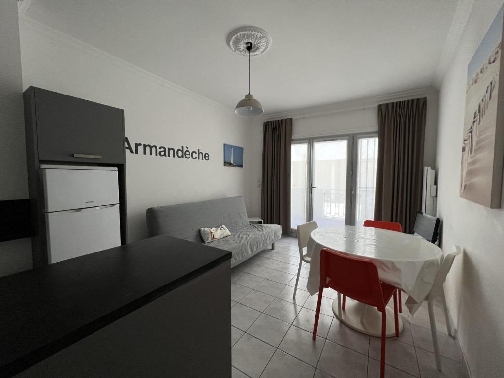 Fotografia z galérie ubytovania Appartement RDC avec parking, piscine, près plage - Sables d'Olonne - FR-1-485-135 v destinácii Les Sables-dʼOlonne