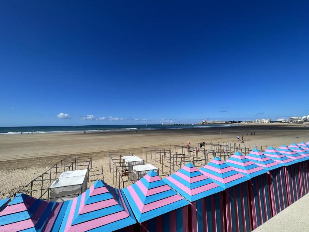 Fotografia z galérie ubytovania Appartement RDC avec parking, piscine, près plage - Sables d'Olonne - FR-1-485-135 v destinácii Les Sables-dʼOlonne