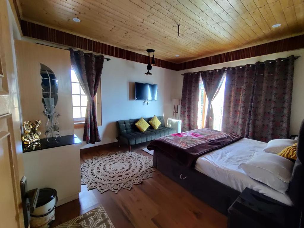 um quarto com uma cama e um sofá num quarto em Vacay Datcha em Kūd