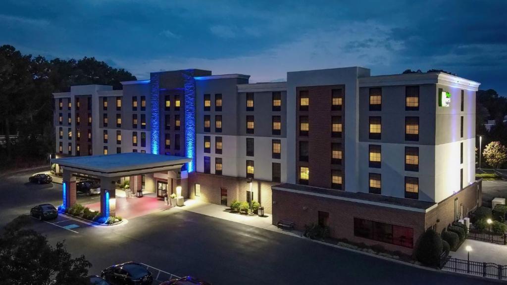 an aerial view of a hotel with a parking lot at Holiday Inn Express & Suites Newport News, an IHG Hotel in Newport News