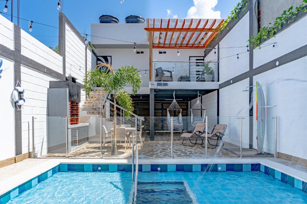 una casa con piscina y una casa en COMFORT+TRANQUILIDAD=ROMÁNTICO APARTAESTUDIO CON PISCINA #6, en Santa Marta